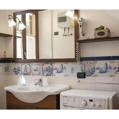 Nyaraló Suli, Mari E Ventu Trapani